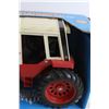 Image 3 : ERTL Farm Country International 1586 Tractor with Cab Replica 1/16 Scale (NIB)