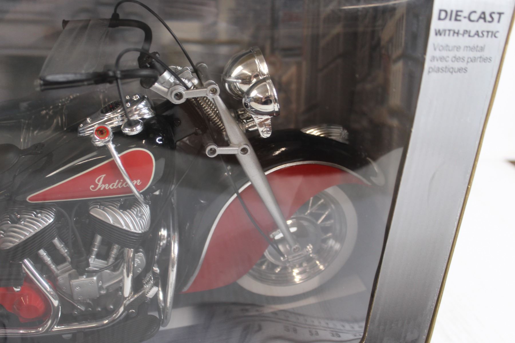 Vends une maquette moto Indian Chief 1948 à l'échelle 1:6 - Modélisme Vends une maquette moto Indian Chief 1948 à l'échelle 1:6 - Modélisme