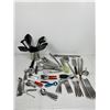 Image 1 : Assortment of Kitchen Utensils