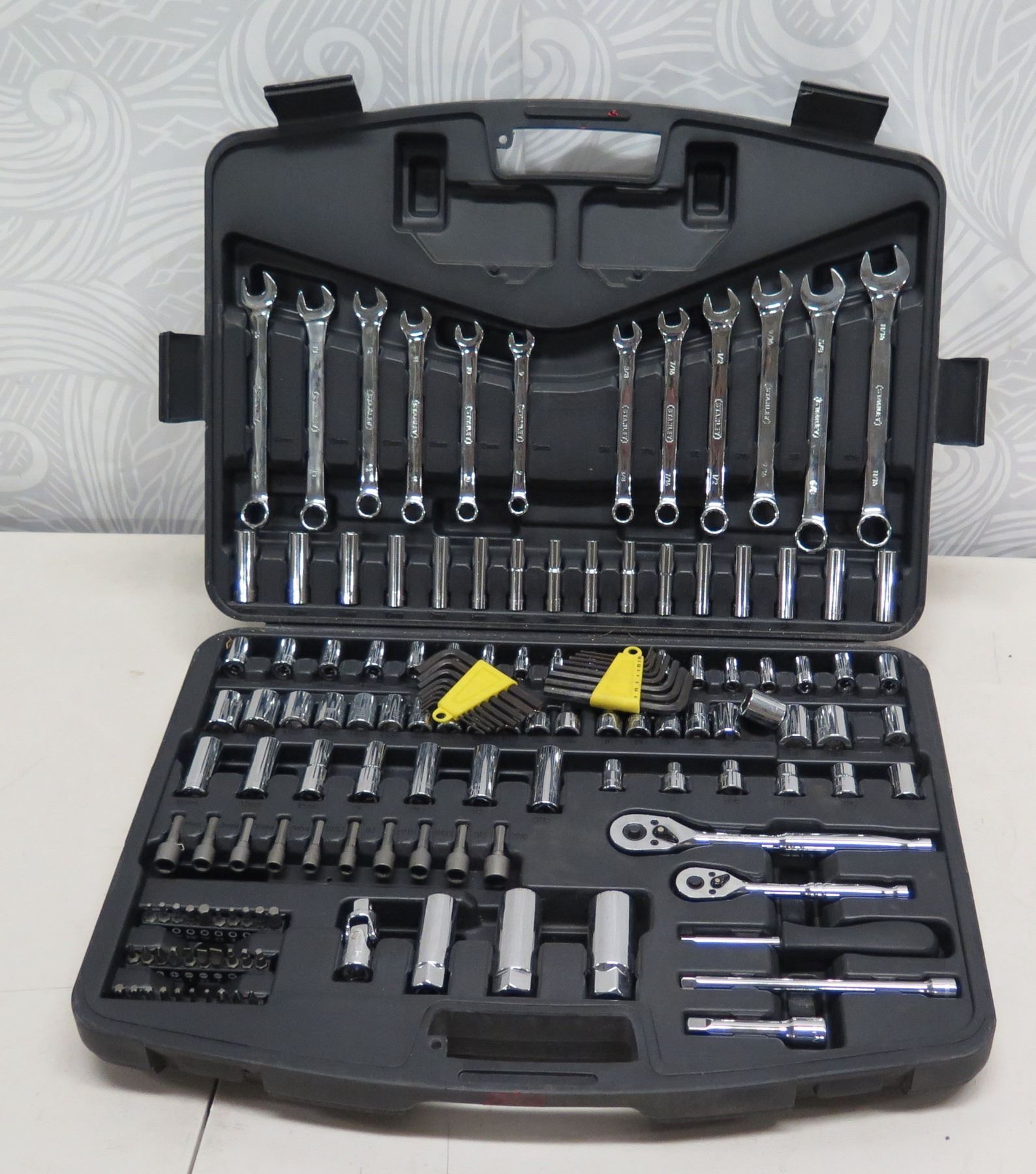 Socket Set Hard Shell Stanley Wrench/Ratchet & Socket Set in Hard Case
