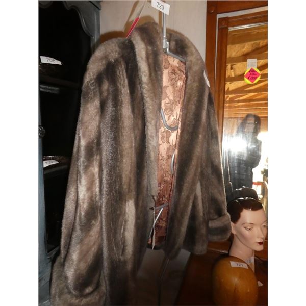Fur coat. Size Small