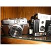 Image 2 : Collection of vintage cameras