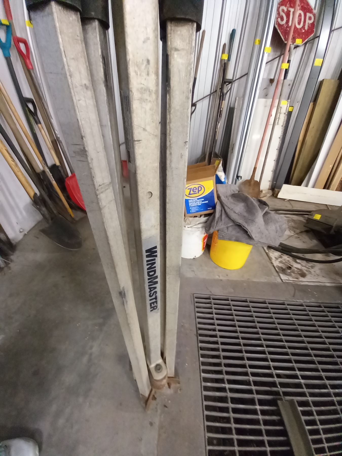 WINDMASTER SIGN HOLDER