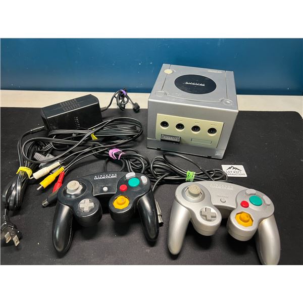 Lot of 1 Nintendo Gamecube w/ 2 Controllers & Cords - Used