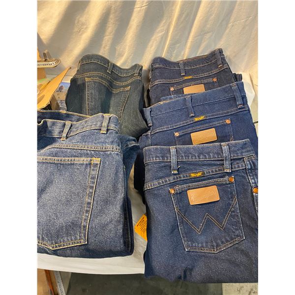 3 pairs wrangler 40x32 one pair 40x32 and one 42x30?