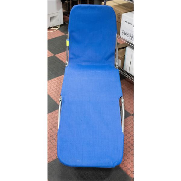 BLUE FOLDING LOUNGE CHAIR