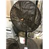 Image 2 : 2 SHOP FANS AND 1 PEDESTAL WORK LIGHT