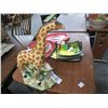 Image 2 : Porcelain Giraffe Décor