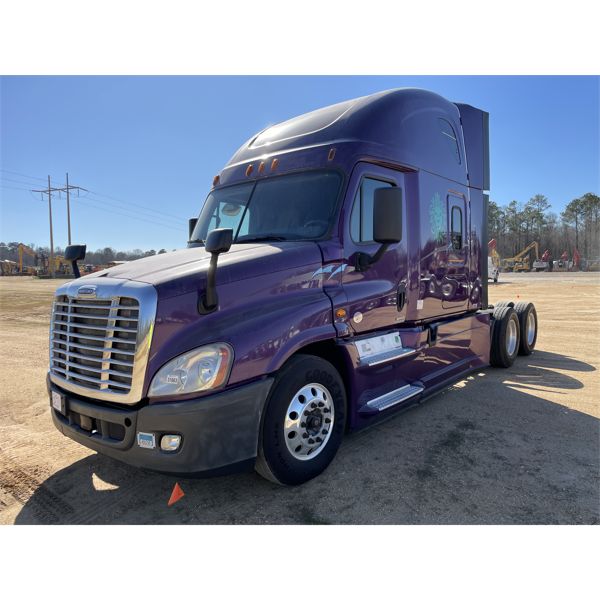 2015 FREIGHTLINER CASCADIA Sleeper Truck