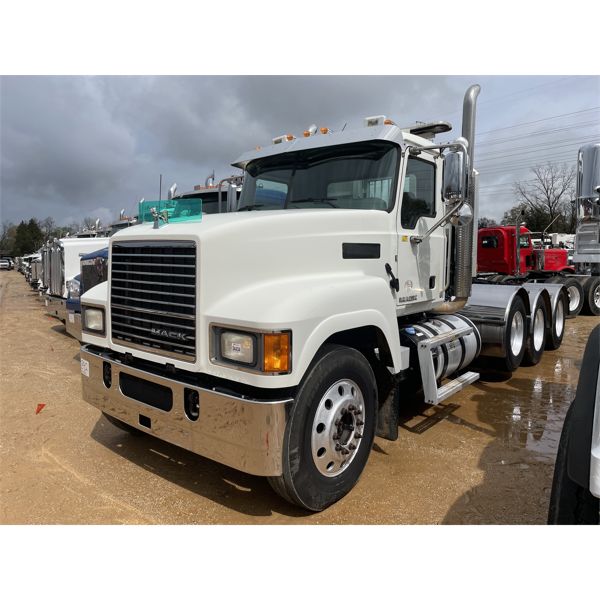 2015 MACK CHU613 Day Cab Truck