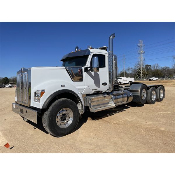 2020 KENWORTH W990 Day Cab Truck