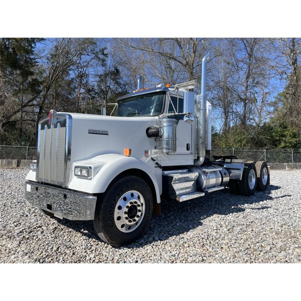 2019 KENWORTH W900 Day Cab Truck