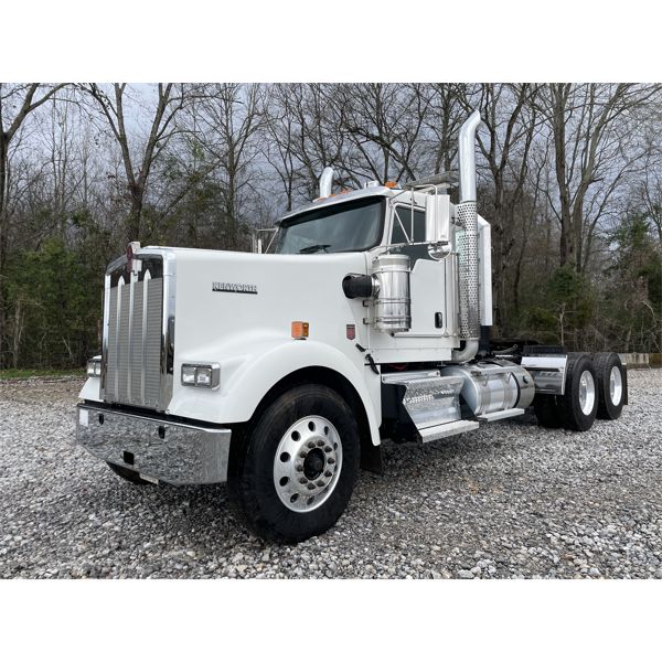 2019 KENWORTH W900 Day Cab Truck