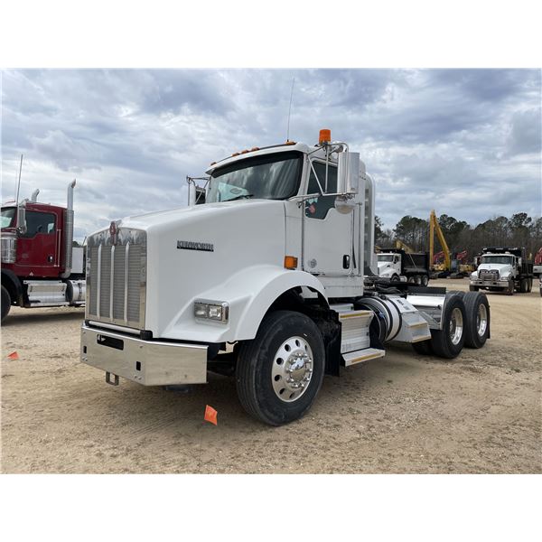2012 KENWORTH T800 Day Cab Truck