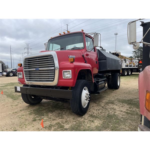 1993 FORD L8000 Water Truck