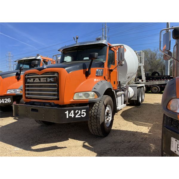2016 MACK GU813 Concrete Mixer / Pump Truck