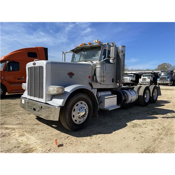 2012 PETERBILT 388 Day Cab Truck