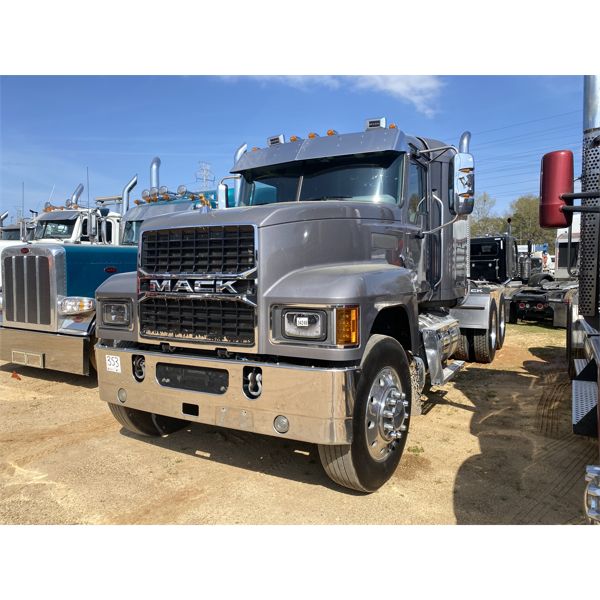 2021 MACK PI64T Sleeper Truck