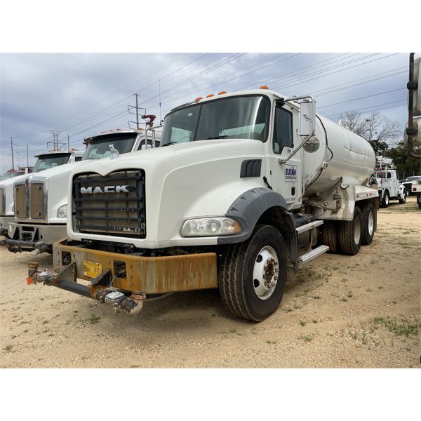 2017 MACK GU533 Water Truck