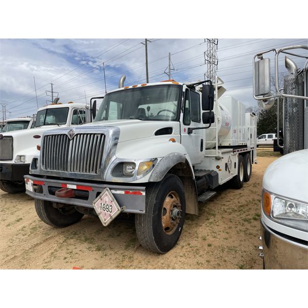 2006 INTERNATIONAL 7500 Fuel / Lube Truck