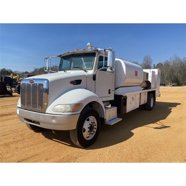 2005 PETERBILT 335 Fuel / Lube Truck
