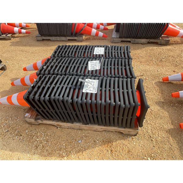 (25) SAFETY CONES