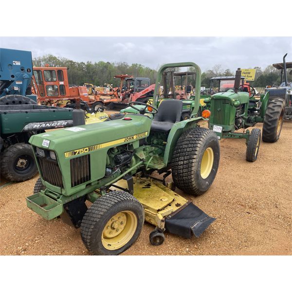 JOHN DEERE 750 Farm Tractor