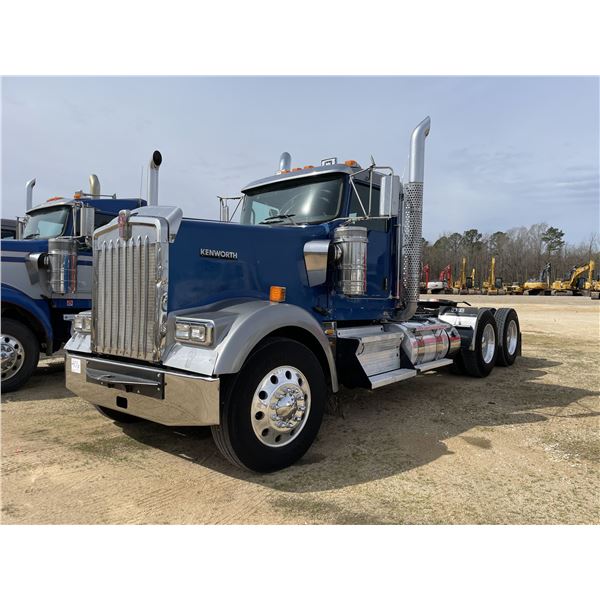 2014 KENWORTH W900 Day Cab Truck