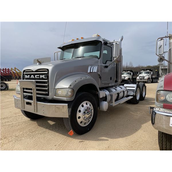 2014 MACK GU713 Day Cab Truck