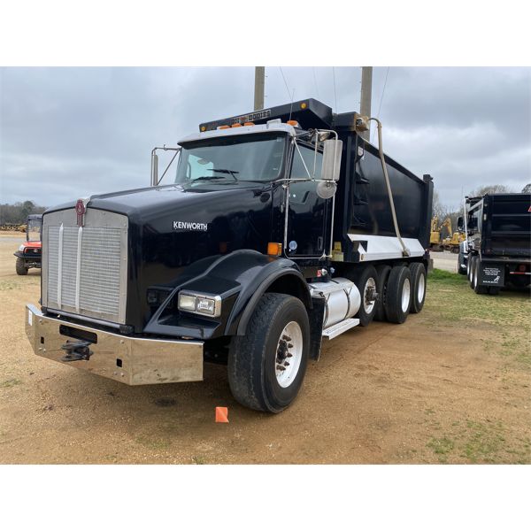 2017 KENWORTH T800 Dump Truck