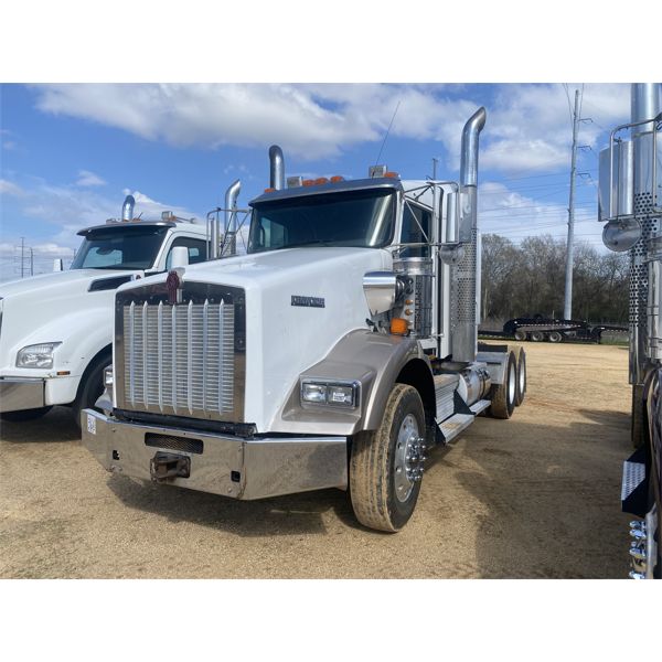 2016 KENWORTH T800 Sleeper Truck