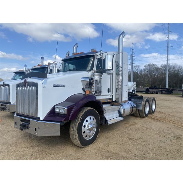 2018 KENWORTH T800 Sleeper Truck