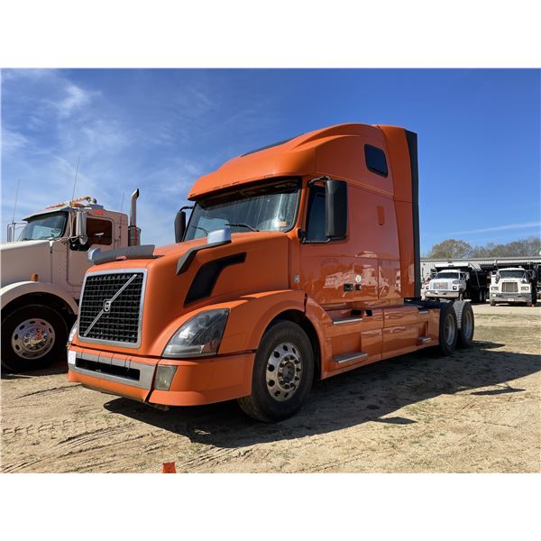 2014 VOLVO VNL Sleeper Truck