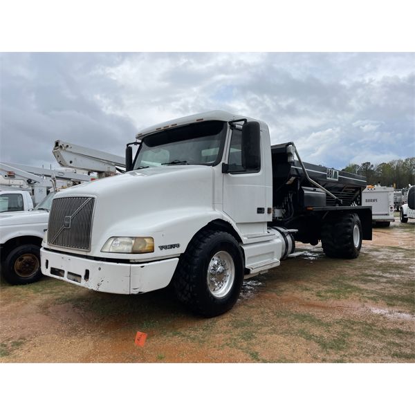 2000 VOLVO  Plow / Spreader Truck