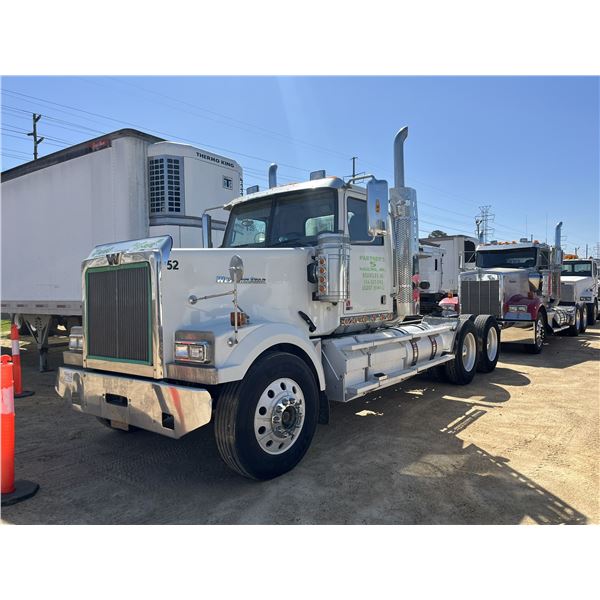 2011 WESTERN STAR 4900 Day Cab Truck