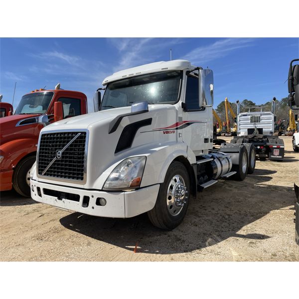 2017 VOLVO VNL Day Cab Truck