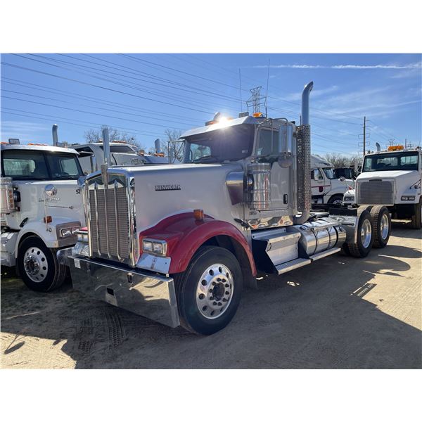 2014 KENWORTH W900 Day Cab Truck