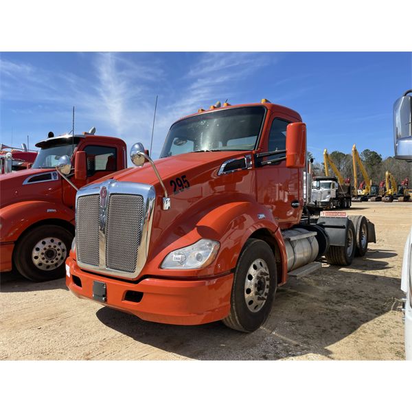 2018 KENWORTH T680 Day Cab Truck