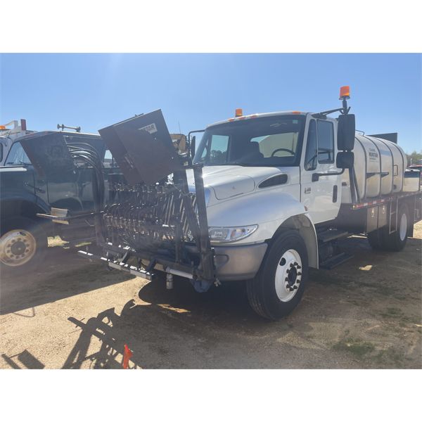 2004 INTERNATIONAL 4400 Sprayer Truck