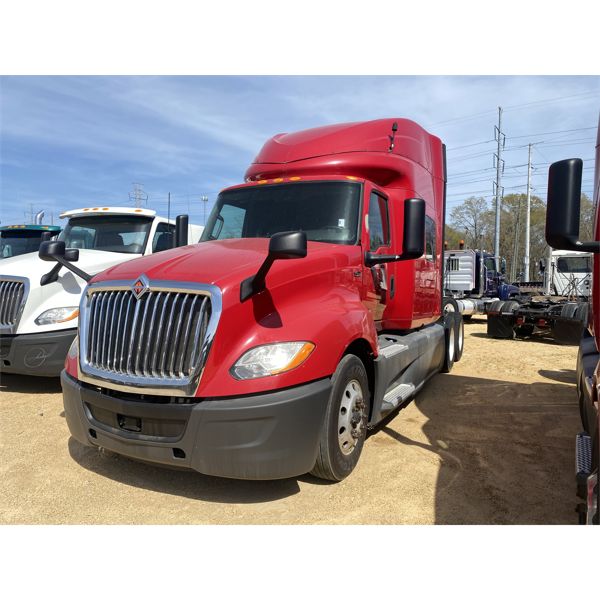 2018 INTERNATIONAL LT 625 Sleeper Truck