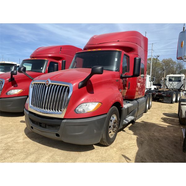 2018 INTERNATIONAL LT 625 Sleeper Truck