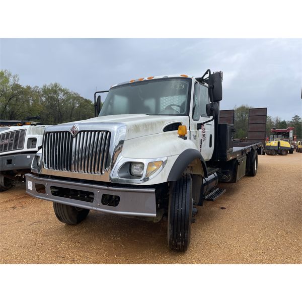 2003 INTERNATIONAL 7400 Flatbed Truck