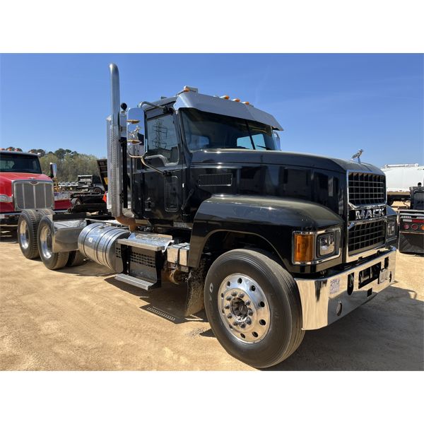 2019 MACK PI64T Day Cab Truck