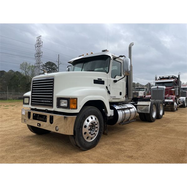 2015 MACK CHU613 Day Cab Truck
