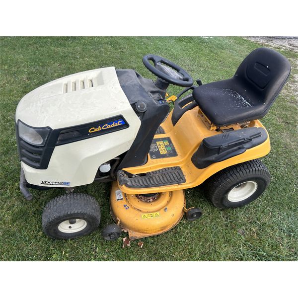 CUB CADET LTX1142SE MODEL LAWN TRACTOR - 42 INCH CUT - HYDROSTATIC - 521 HRS