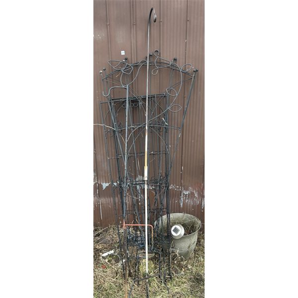 JOB LOT - WROUGHT IRON GARDEN TRELLIS