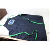 Image 11 : Vancouver Canucks - Hoodie (size s)- T-Shirt (one size)- Apron