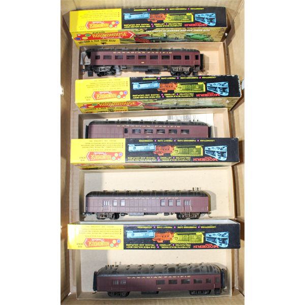 4 ROUND HOUSE HO TRAIN CARS