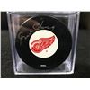 Image 1 : GODIRE HOWE SIGNED DETROIT RED WINGS PUCK (GCG HOLO)