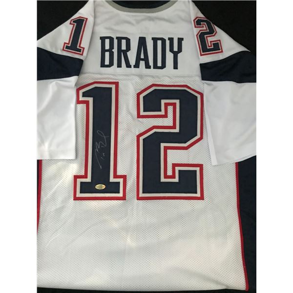 TOM BRADY SIGNED NEW ENGLAND PATRIOTS JERSEY (ULTIMATE SPORTS AUCTIONS COA)